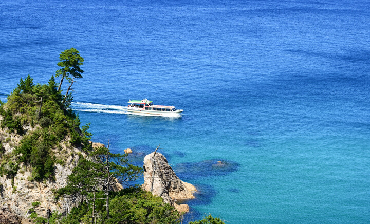 浦富海岸島めぐり遊覧船